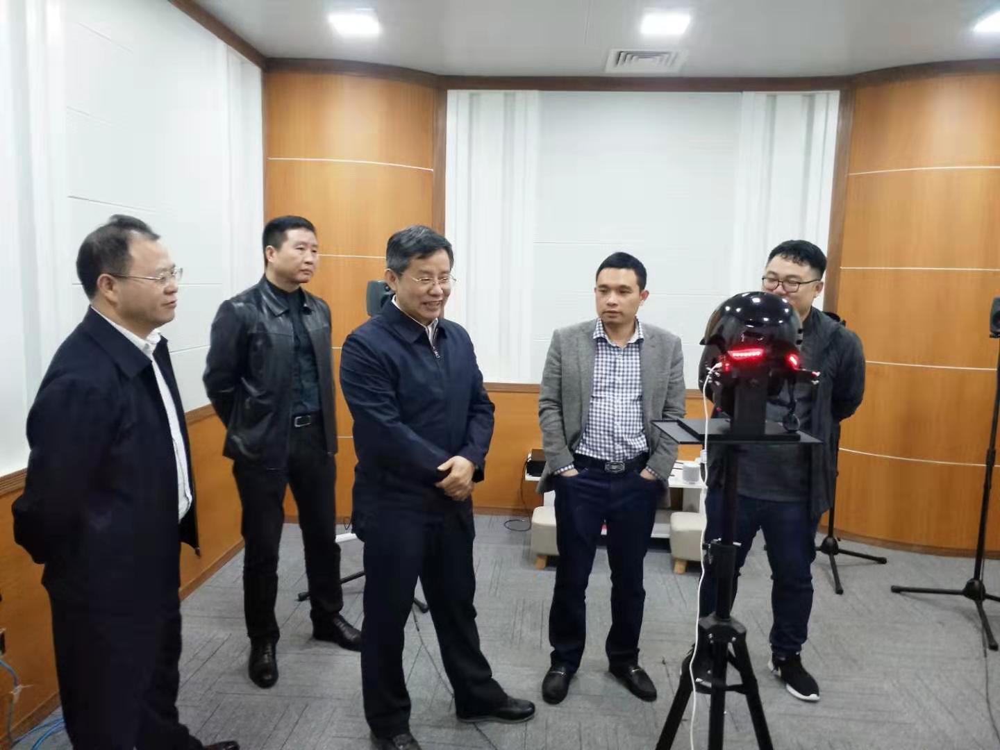 芯中芯科技CEO魯霖陪同瞿海書記參觀實(shí)驗(yàn)室 芯中芯科技CEO魯霖陪同瞿海書記參觀實(shí)驗(yàn)室